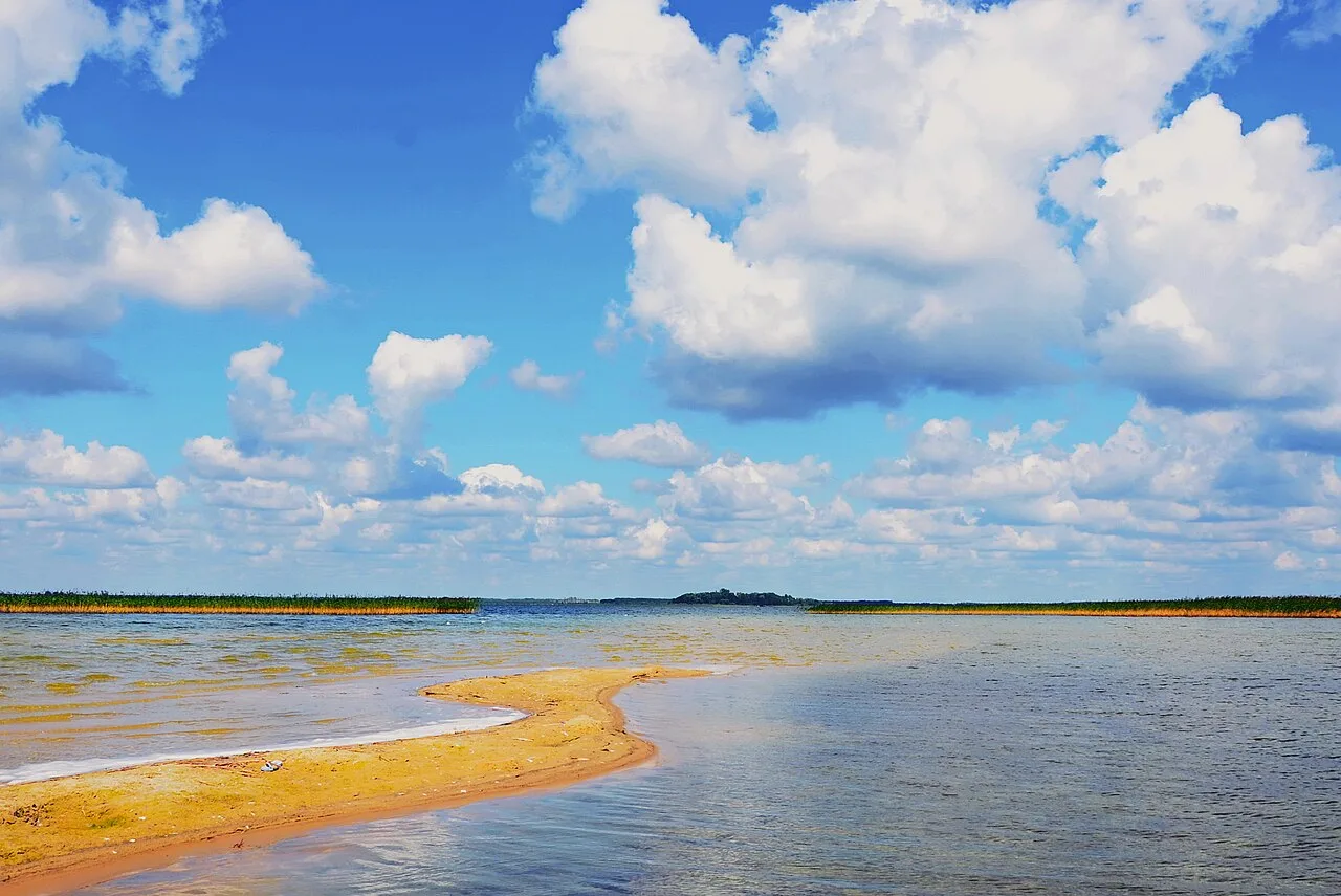 Прозорі води озера Світязь і піщана коса під хмарами