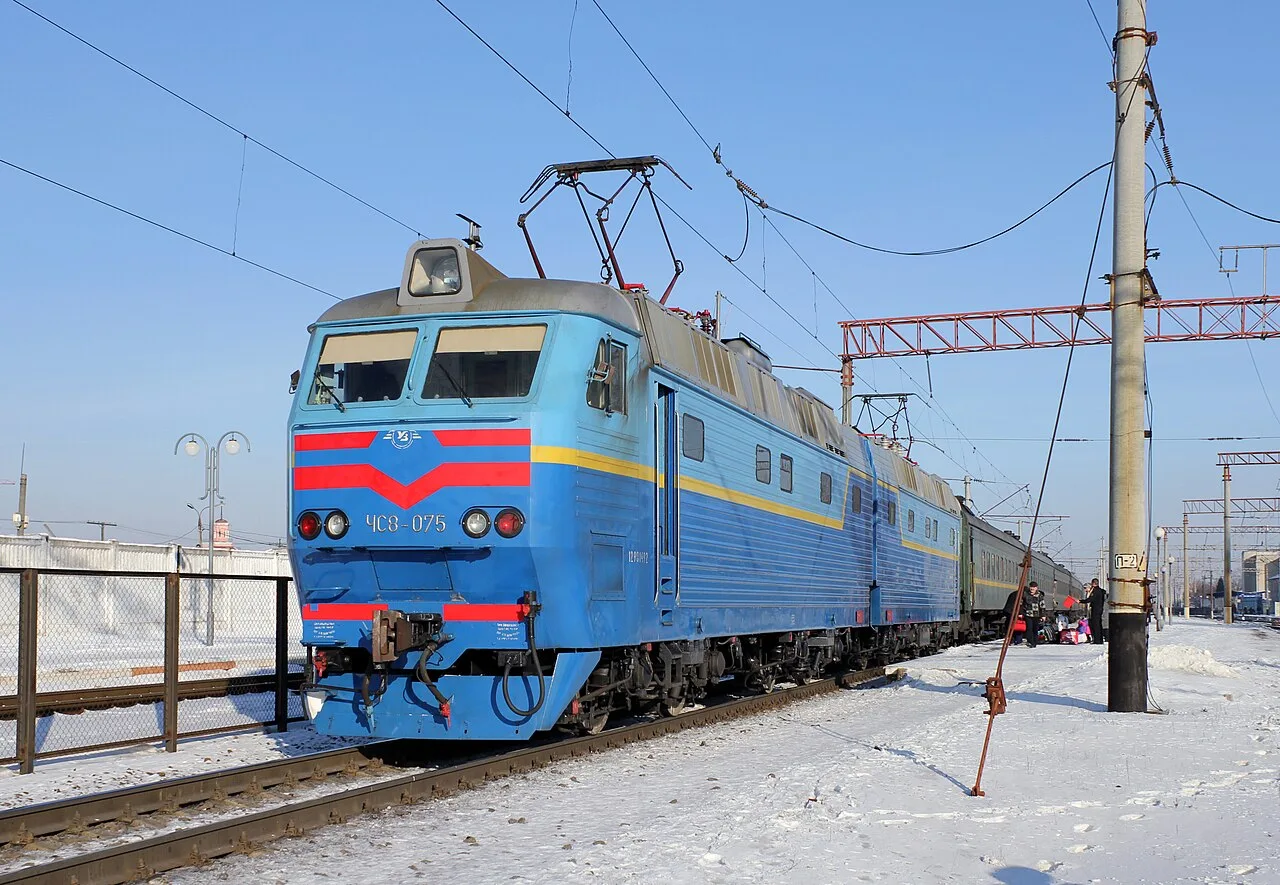 Електровоз ЧС8-075 на залізничному вокзалі у Вінниці